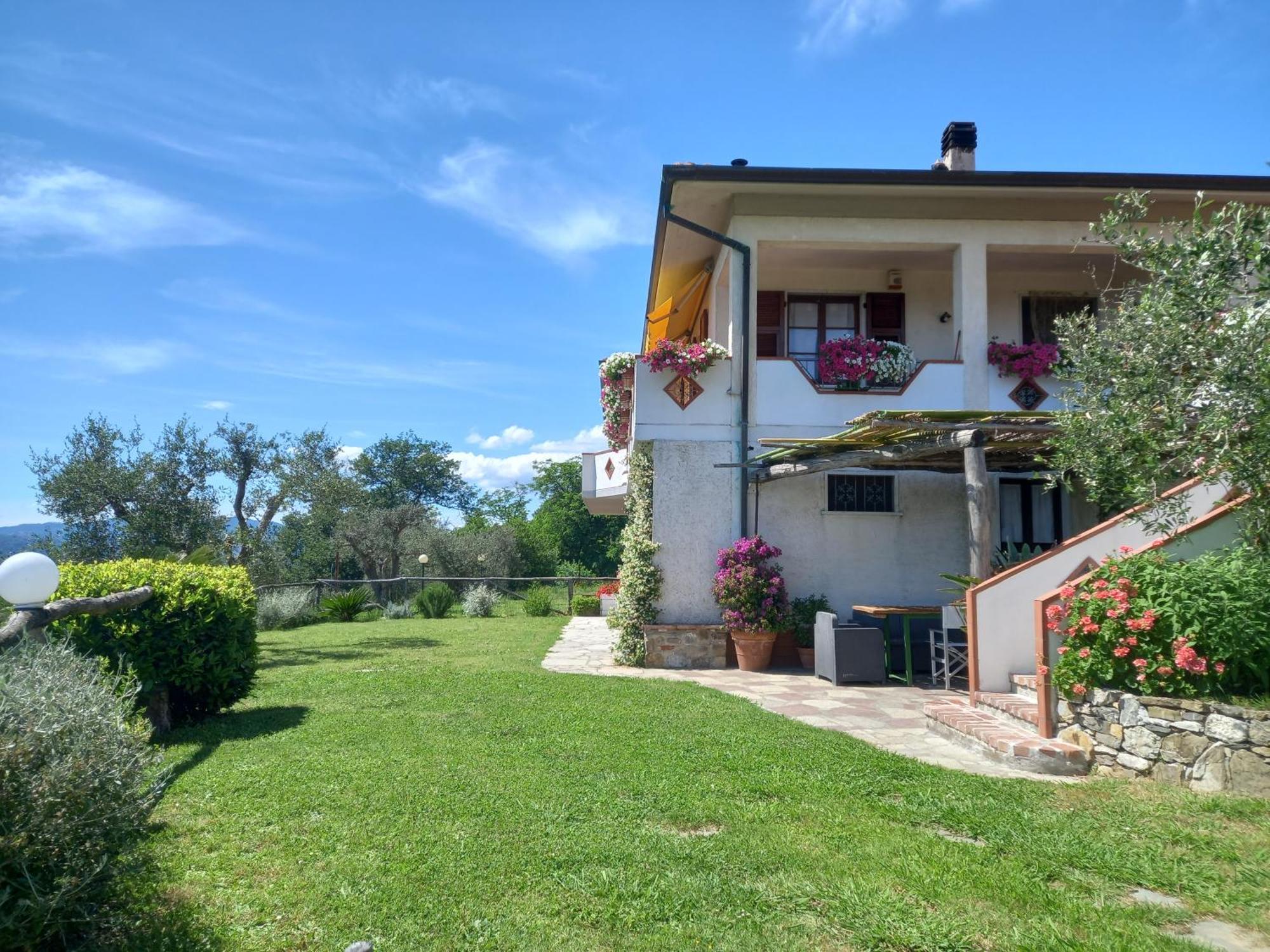 Il Colle Della Brina Hotell Sarzana Exteriör bild